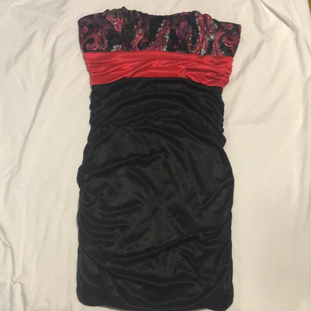 Strapless black and red short dress, with pattern